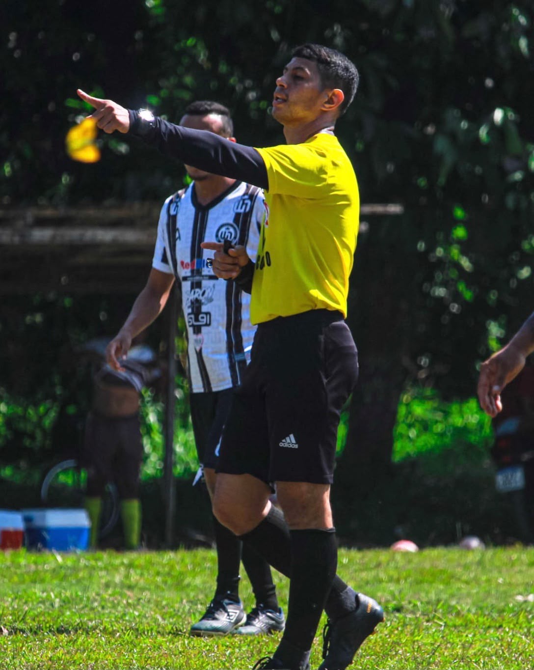 Árbitro sinalizando decisão em campo